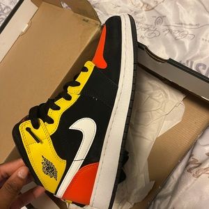 Air Jordan 1s (MID)